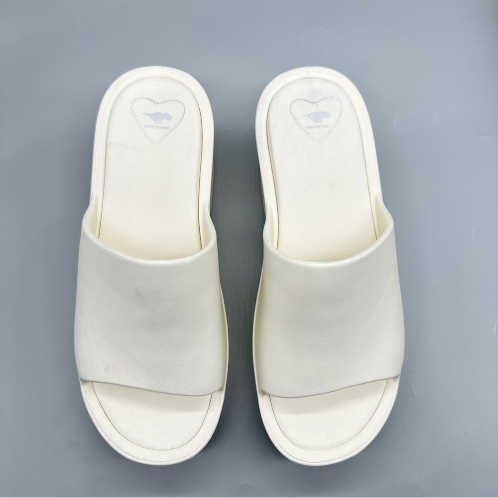 👉 Chic White Slide Sandals